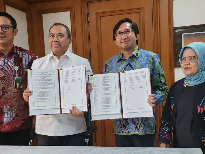 The Secretary-General of the Ministry of Foresty, Indonesia (centre left) and the Country Director of RECOFTC Indonesia (centre right) at the signing event.