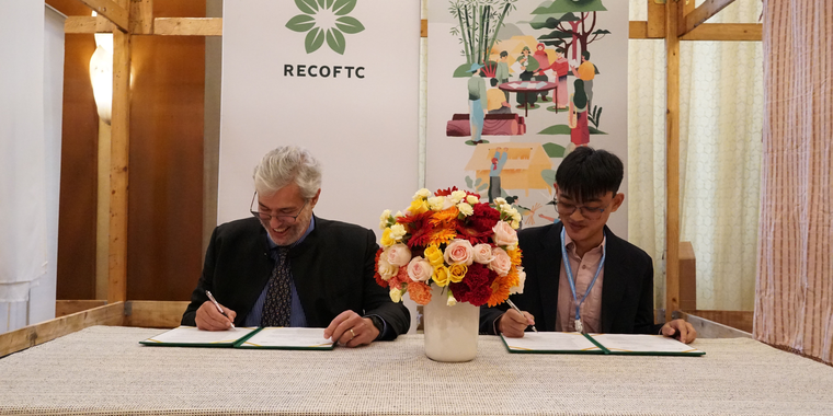 RECOFTC and IFSA representatives signing a renewed partnership MoU.
