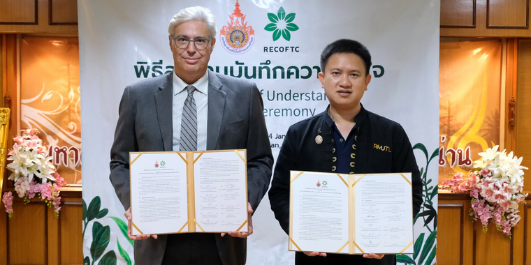 David Ganz, executive director of RECOFTC (left) and Annop Thasanaudom, acting president of RMUTL at the MoU signing ceremony in Nan.