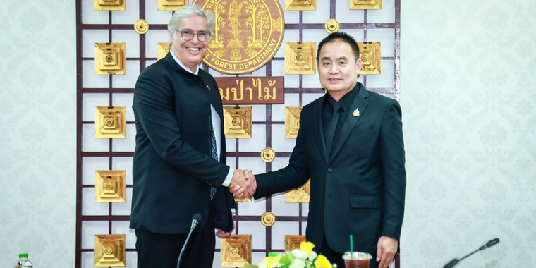 RECOFTC’s executive director, David Ganz (left), and RFD’s director general, Nikorn Sirarotchananon, officially endorsed the PSC work plan in December 2025.