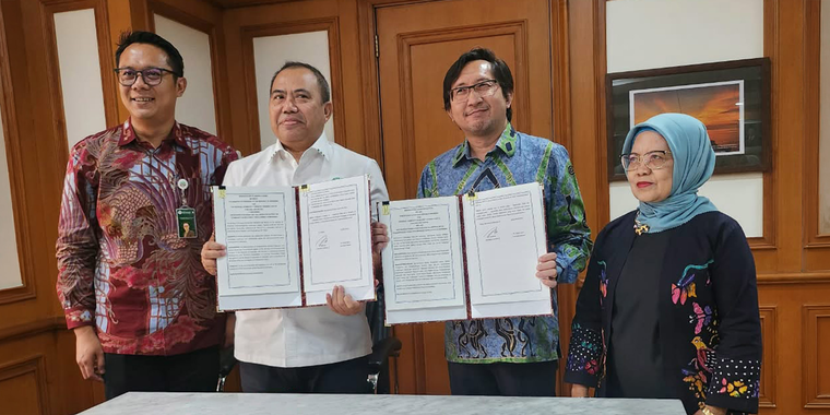 The Secretary-General of the Ministry of Foresty, Indonesia (centre left) and the Country Director of RECOFTC Indonesia (centre right) at the signing event.
