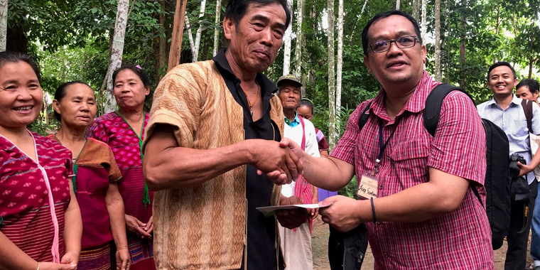 Asep Sugih Suntana receives a souvenir from the Head of Sub-District on behalf of the Indonesian delegation.