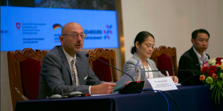 Andreas Gerrits, deputy director of cooperation at SDC, addresses the dialogue attendees. He is pictured alongside Thavichanh Thiengthepvongsa of Lao PDR’s Investment Promotion Department and Phanxay Ingxay of the Department of Agriculture Extension and Cooperatives. 