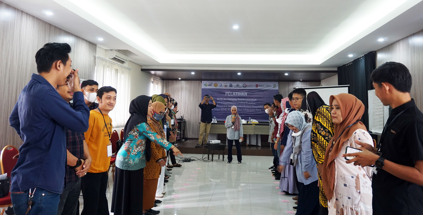 Waves alumnus Namira Asra speaking in a program
