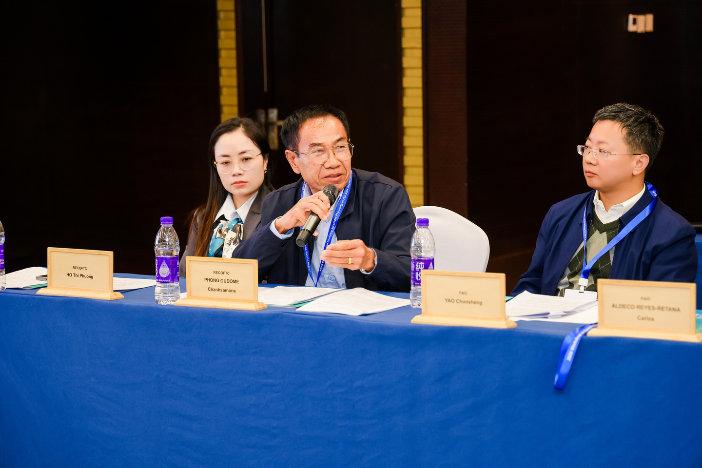 Explore researchers Ho Thi Phuong and Chanhsamone Phongoudome at the meeting.