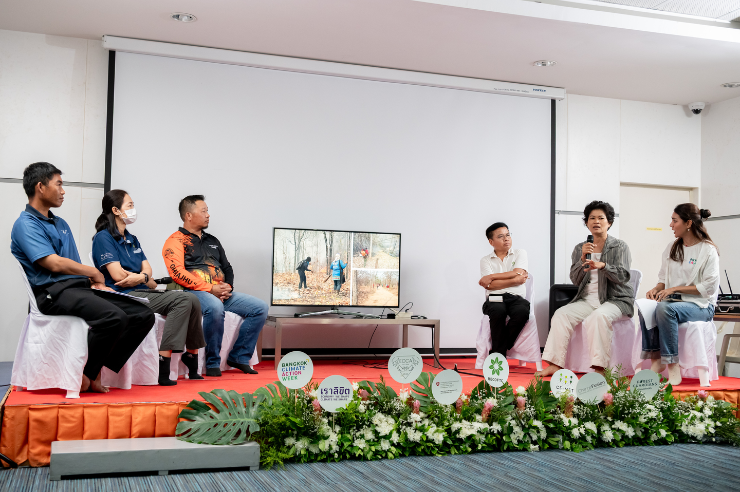 Representatives discuss community fire management in Thailand.